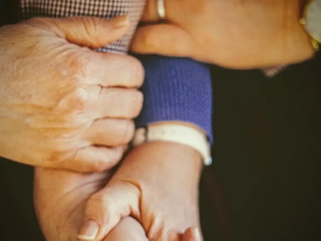 Trois paires de mains réunies dans un geste de soutien