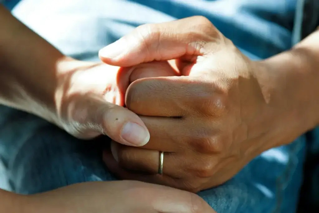 Deux mains de personnes aînées posées l'une sur l'autre