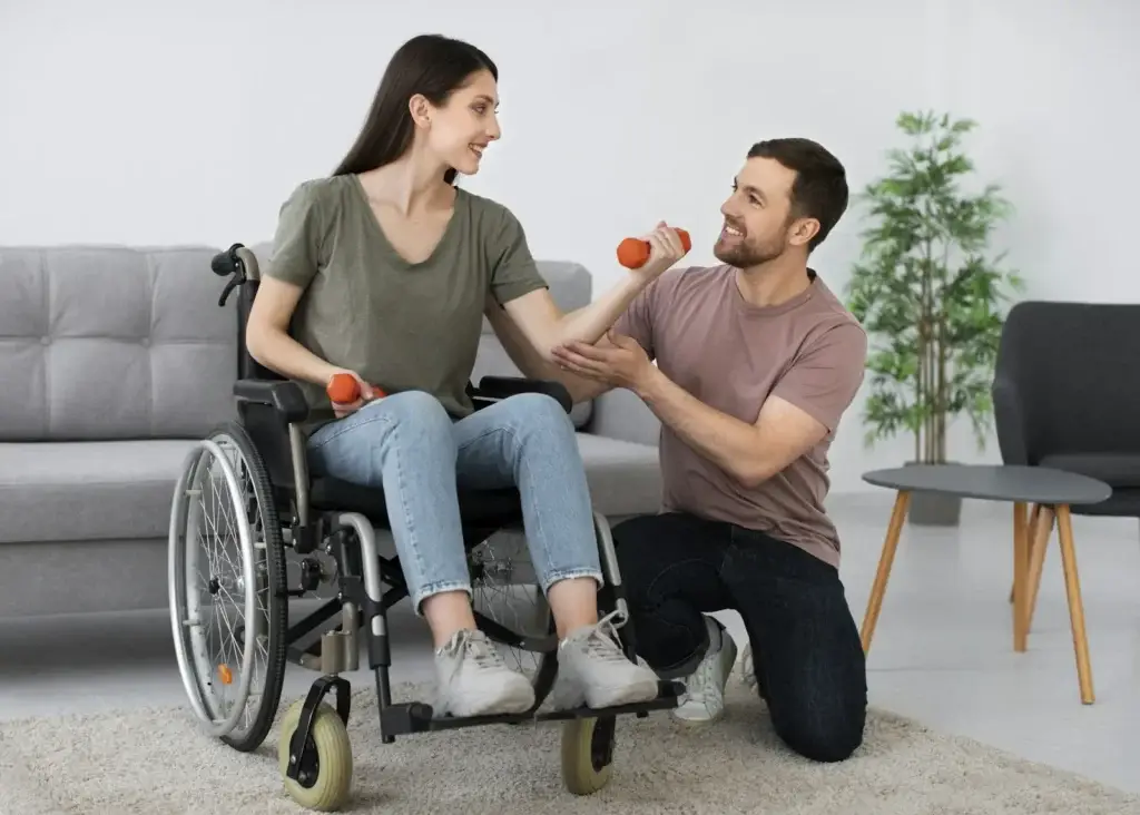 Un intervenant accompagne une personne assise pendant un exercice de mobilité